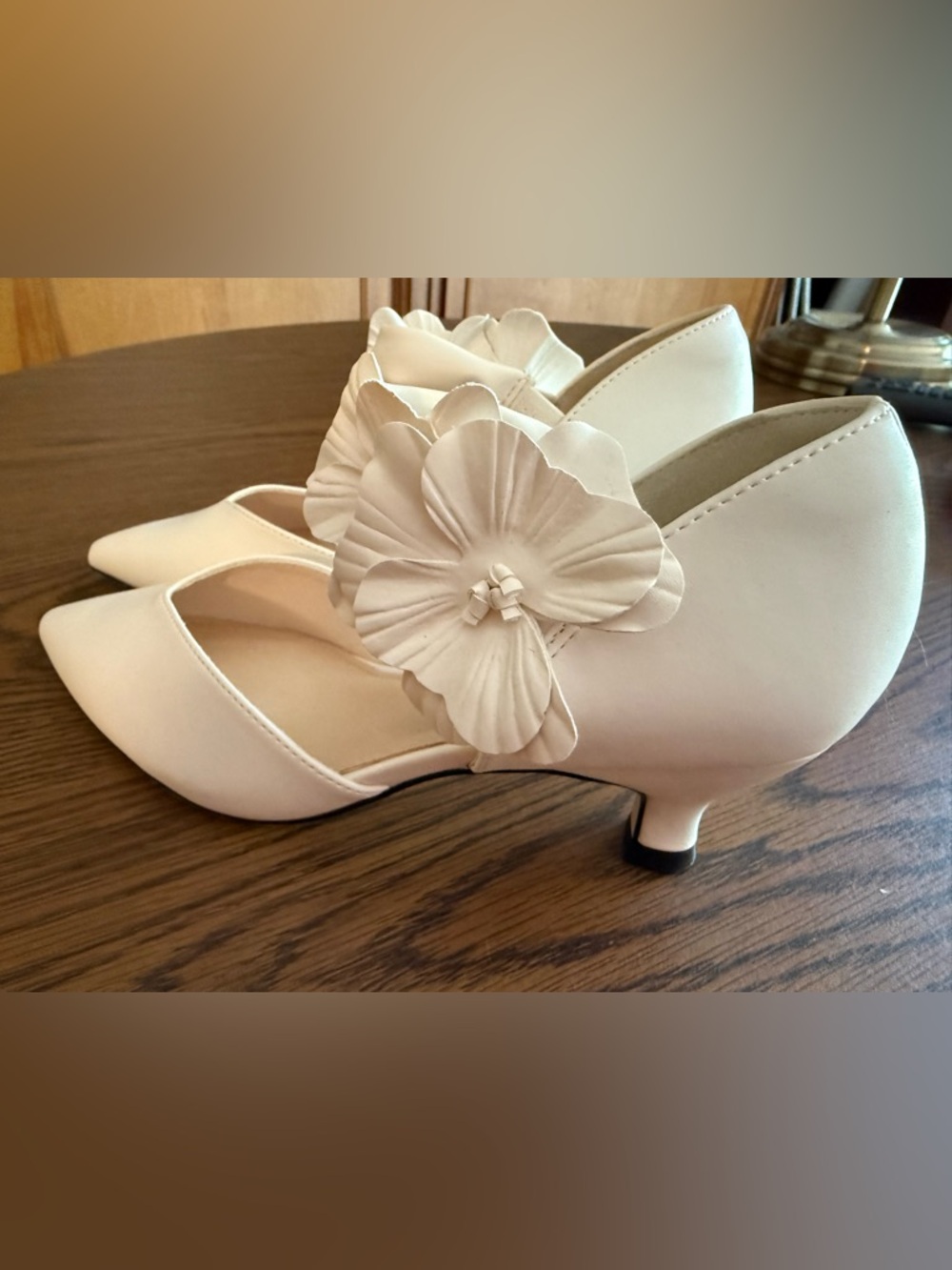 NWOT Coutgo Womens Low Kitten Heels Shoes. Closed Toe Flower Slip on Pumps.